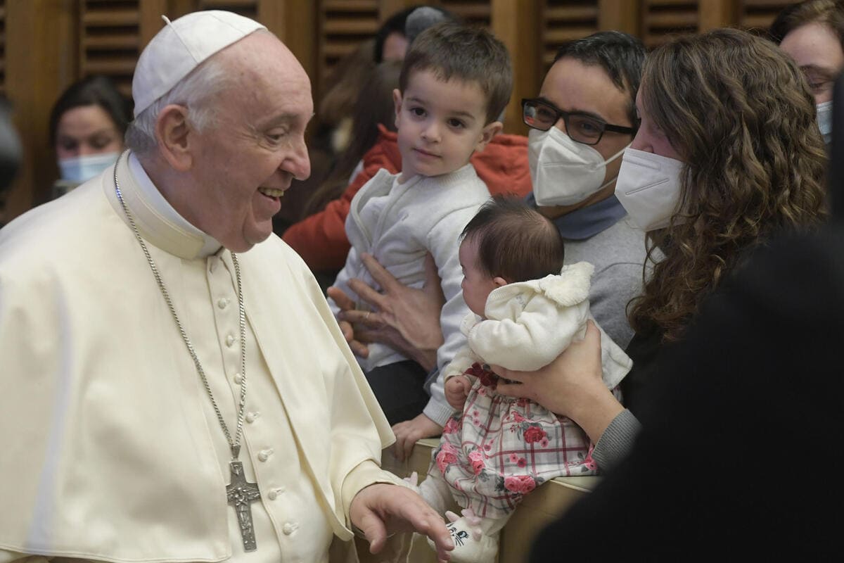 Papa Francesco in compagnia di alcuni bambini