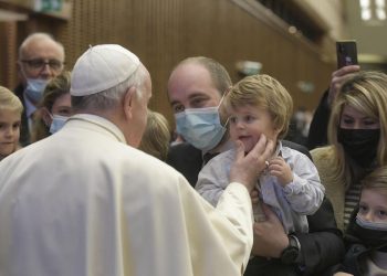 In una foto fornita dalla Divisione Produzione Fotografica del Vaticano, papa Francesco durante l'udienza ai cardinali e ai superiori della Curia Romana per la presentazione degli auguri natalizi in Vaticano lo scorso 23 dicembre (Ansa)