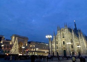 Piazza Duomo a Milano la sera della vigilia di Natale 2021