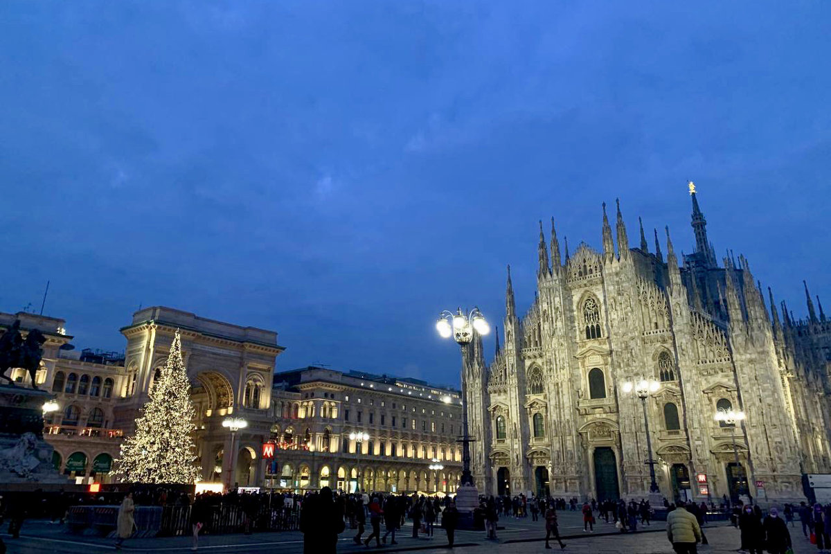 Piazza Duomo a Milano la sera della vigilia di Natale 2021