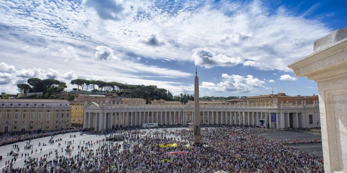 30.000 persone in piazza San Pietro, a Roma, per un angelus di papa Francesco nel 2017 (foto Ansa)