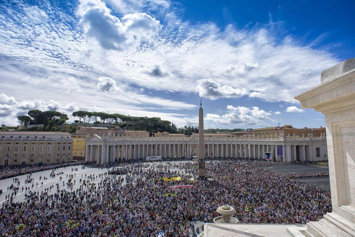 30.000 persone in piazza San Pietro, a Roma, per un angelus di papa Francesco nel 2017 (foto Ansa)