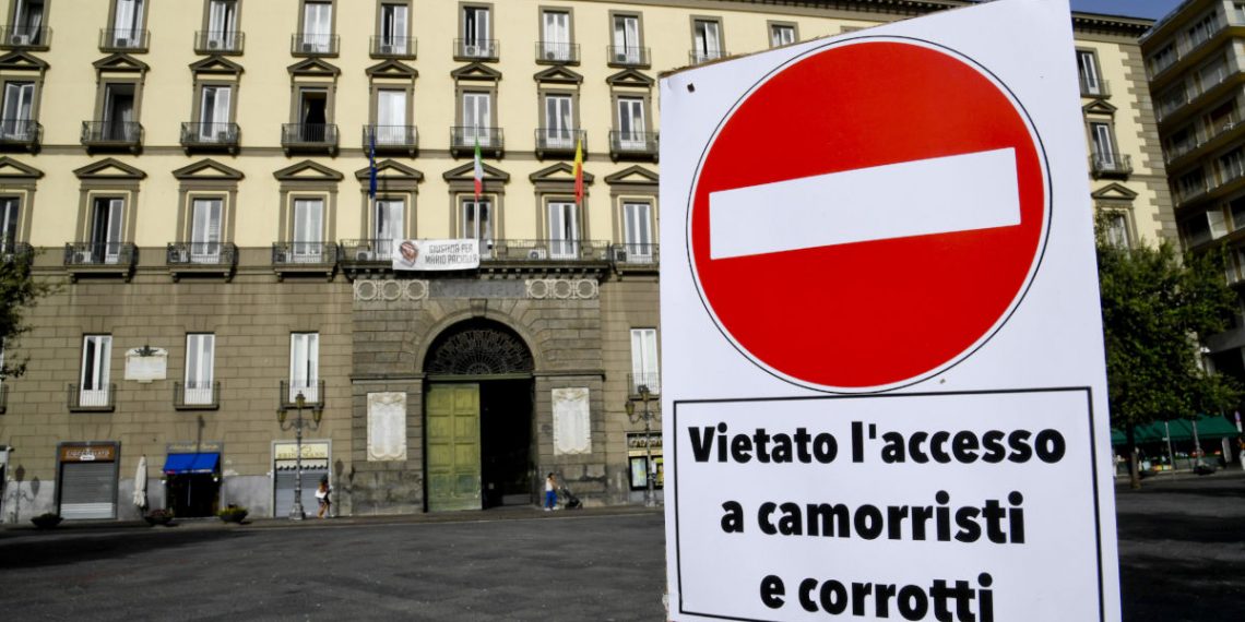Cartello di divieto di accesso a corrotti e camorristi davanti al palazzo del Comune di Napoli