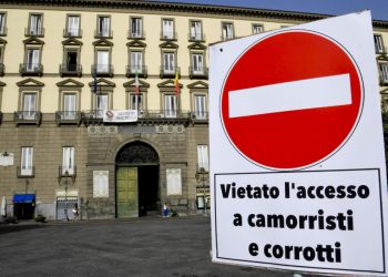 Cartello di divieto di accesso a corrotti e camorristi davanti al palazzo del Comune di Napoli