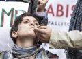 Un attivista radicale fuma uno spinello durante una manifestazione davanti a Montecitorio (foto Ansa)