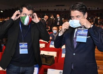Il leader della Lega Matteo Salvini con il presidente del Movimento 5 Stelle Giuseppe Conte durante l'assemblea annuale della CNA all'Auditorium della Conciliazione, lo scorso 10 dicembre (foto Ansa)