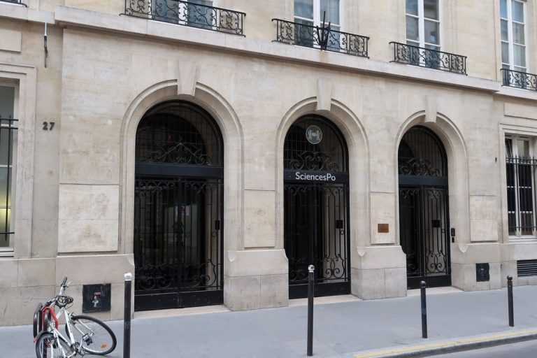 Gli studenti di Parigi si svegliano e denunciano la deriva woke di Science Po