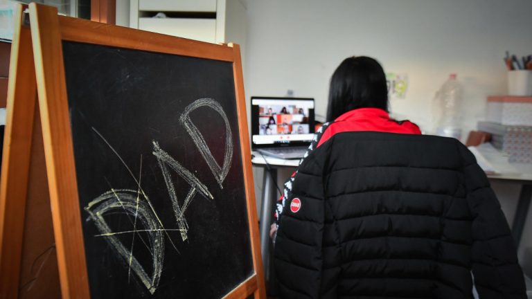«Con queste regole noi mamme siamo chiuse in casa. Dateci un senso o cambiatele»