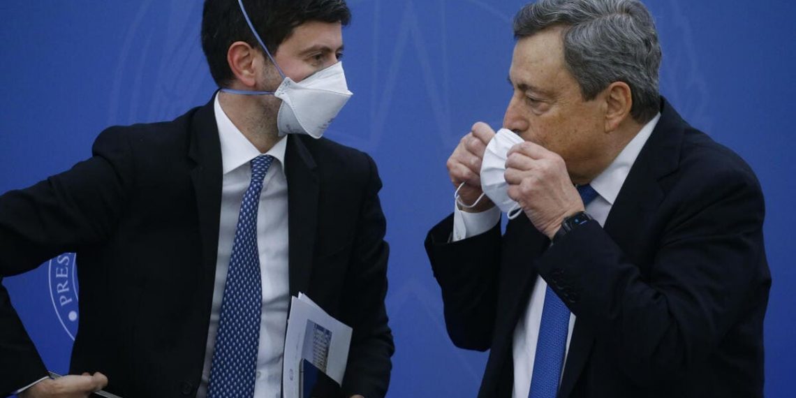 Il ministro della Salute, Roberto Speranza, e il premier Mario Draghi prima della conferenza stampa di lunedì 10 gennaio sulle nuove misure di lotta alla pandemia (foto Ansa)