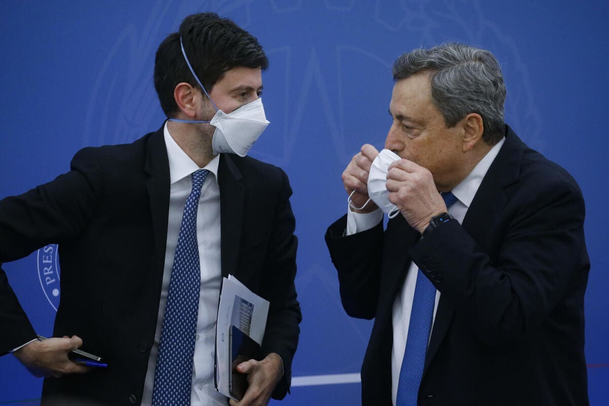 Il ministro della Salute, Roberto Speranza, e il premier Mario Draghi prima della conferenza stampa di lunedì 10 gennaio sulle nuove misure di lotta alla pandemia (foto Ansa)
