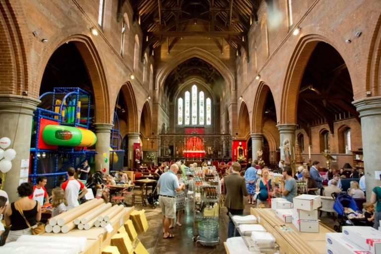 Quanto costa essere anglicani: tra gli inglesi vanno forte le chiese part-time