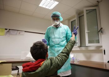 Il municipio di Barbariga, paesino in provincia di Brescia, è stato trasformato in hub per fare i tamponi a tutti i bambini della scuola (foto Ansa)