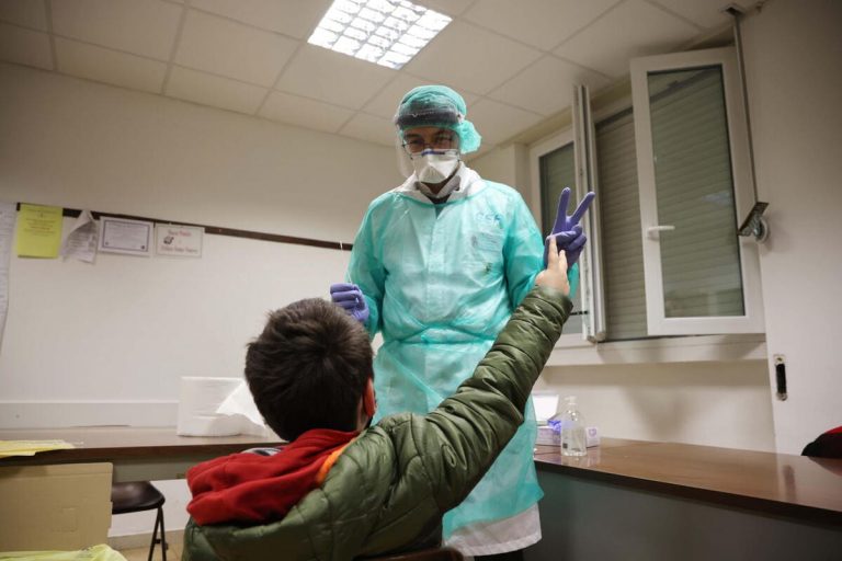 Curiamo le persone, non i tamponi