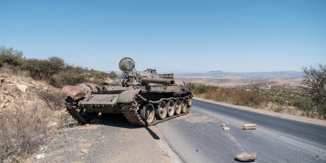 Tank abbandonato lungo una strada a nord di Macallè, capitale del Tigrai, Etiopia