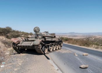 Tank abbandonato lungo una strada a nord di Macallè, capitale del Tigrai, Etiopia