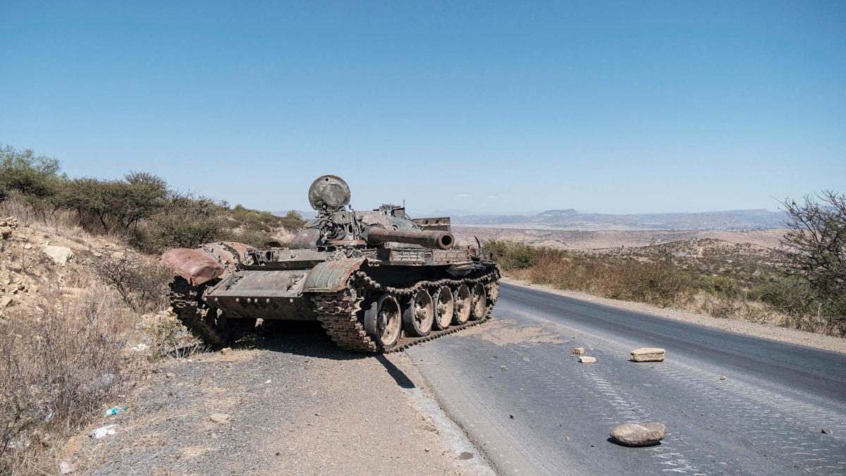 Tank abbandonato lungo una strada a nord di Macallè, capitale del Tigrai, Etiopia