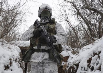 Un soldato difende il fronte in Ucraina