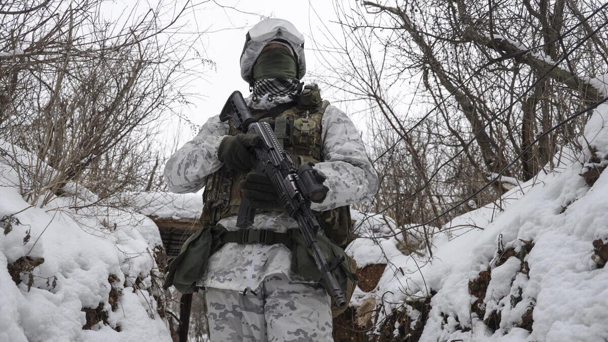 Un soldato difende il fronte in Ucraina