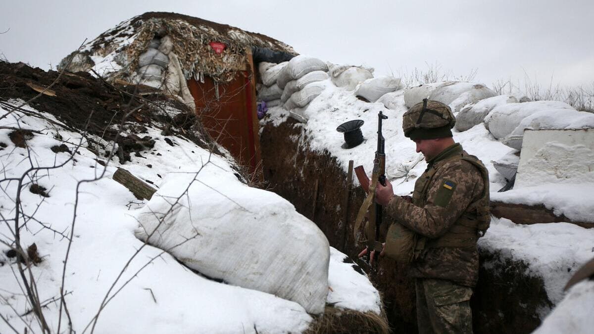 Un soldato in Ucraina si prepara alla guerra con la Russia