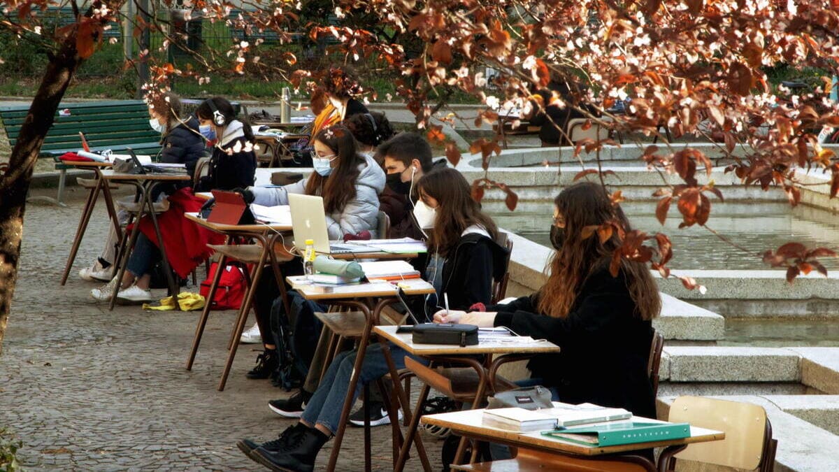 La protesta degli studenti del Liceo Volta di Milano contro la ripresa delle lezioni in Dad lo scorso marzo