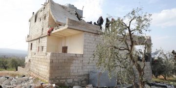 Un edificio danneggiato dopo il raid delle forze speciali americane in cui è morto il leader dello Stato islamico