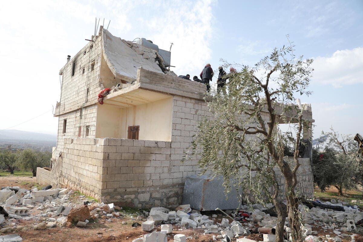 Un edificio danneggiato dopo il raid delle forze speciali americane in cui è morto il leader dello Stato islamico