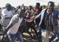 I manifestanti a sostegno dei golpisti in Burkina Faso strappano la bandiera francese e invocano l'aiuto della Russia contro la violenza islamista