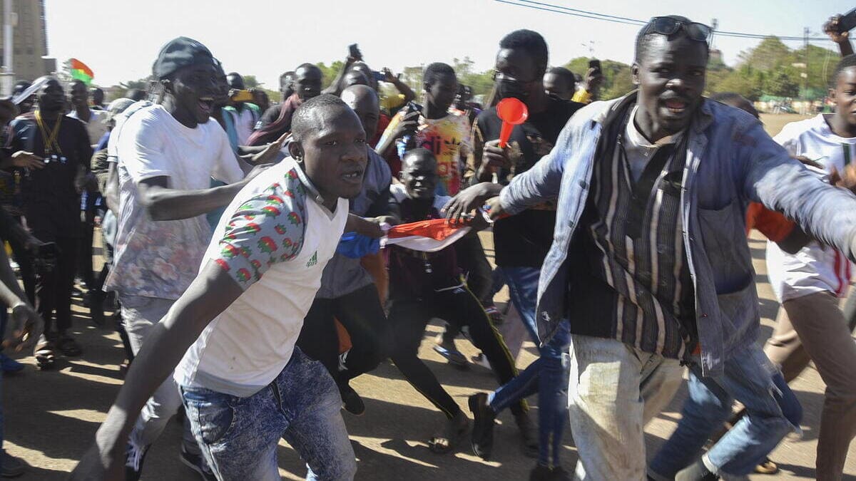 I manifestanti a sostegno dei golpisti in Burkina Faso strappano la bandiera francese e invocano l'aiuto della Russia contro la violenza islamista