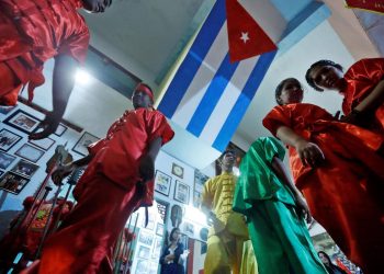 Cubani festeggiano il capodanno cinese del 2020 a l'Avana (foto Ansa)