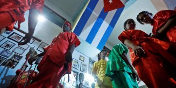 Cubani festeggiano il capodanno cinese del 2020 a l'Avana (foto Ansa)