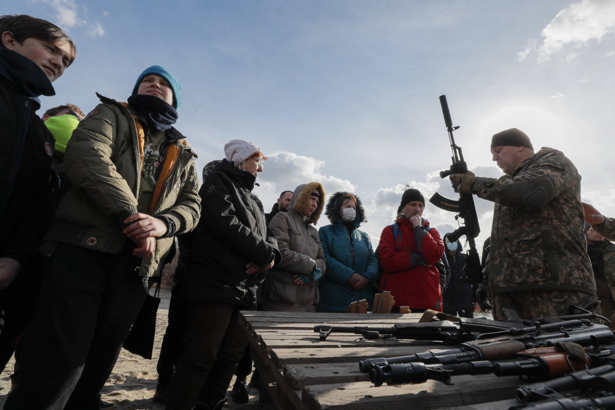 Presentazione di armi durante un’esercitazione militare per civili a Kiev