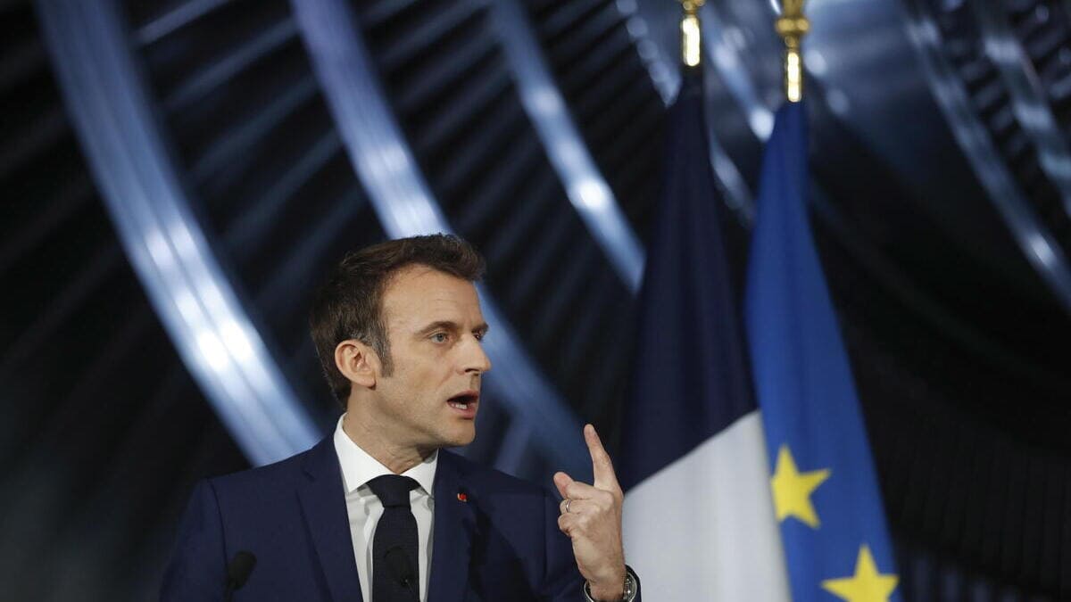 Emmanuel Macron presenta in Francia il piano per il nucleare