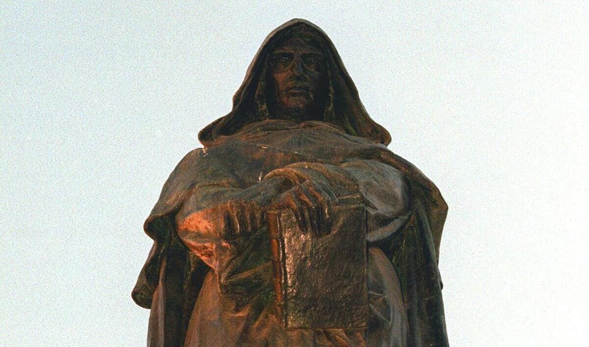 La statua di Giordano Bruno a piazza Campo de Fiori, a Roma