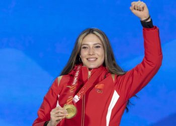 Gu Eileen (Ailing) con la medaglia d'oro conquistata alle Olimpiadi di Pechino 2022