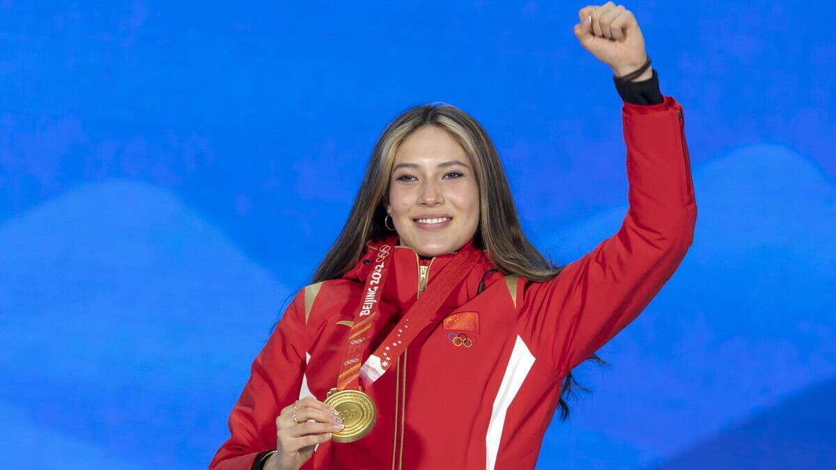 Gu Eileen (Ailing) con la medaglia d'oro conquistata alle Olimpiadi di Pechino 2022