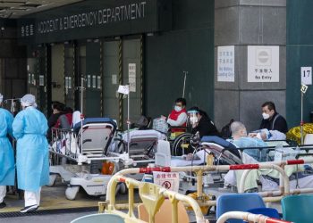 Pazienti Covid ricoverati all'aperto a Hong Kong