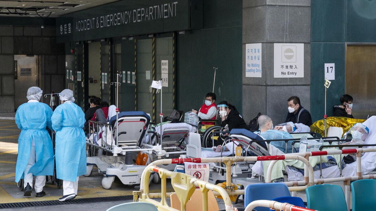 Pazienti Covid ricoverati all'aperto a Hong Kong