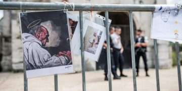 Al via il processo per i complici dei terroristi islamici che nel 2016 sgozzarono padre Jacques Hamel a Saint-Étienne-du-Rouvray (foto Ansa)