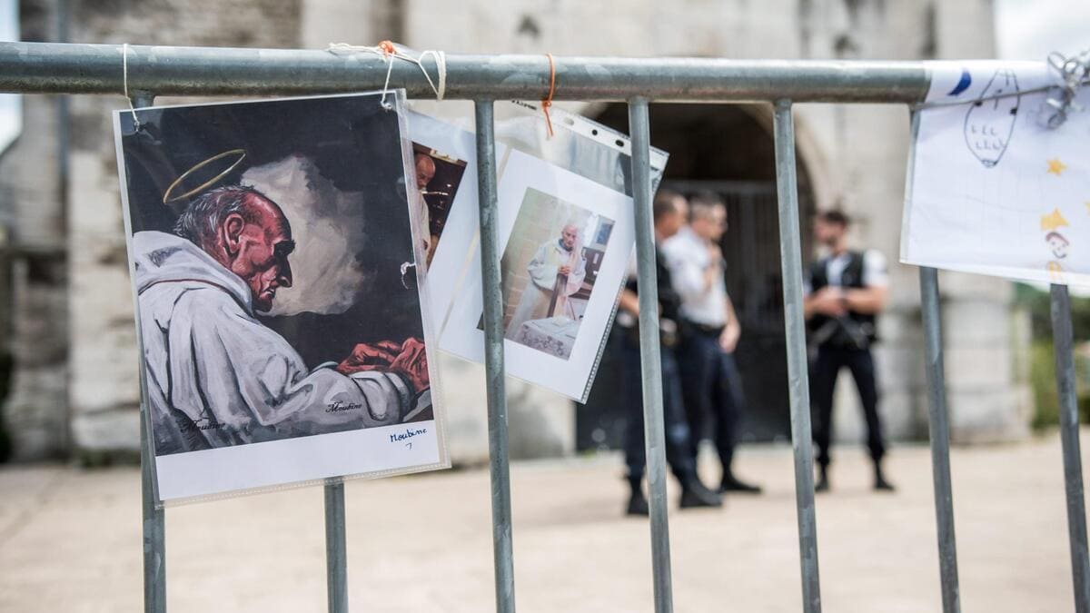 Al via il processo per i complici dei terroristi islamici che nel 2016 sgozzarono padre Jacques Hamel a Saint-Étienne-du-Rouvray