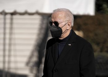 Il presidente degli Stati Uniti, Joe Biden, indossa la mascherina ffp2 per proteggersi dal Covid (foto Ansa)