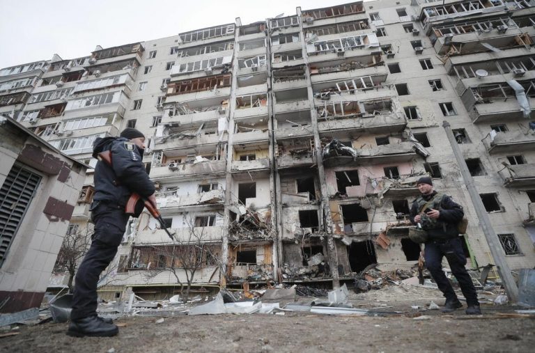 Putin sgancia bombe sull’Ucraina, l’Occidente su Twitter