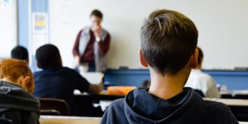 Lezione in presenza in aula di scuola