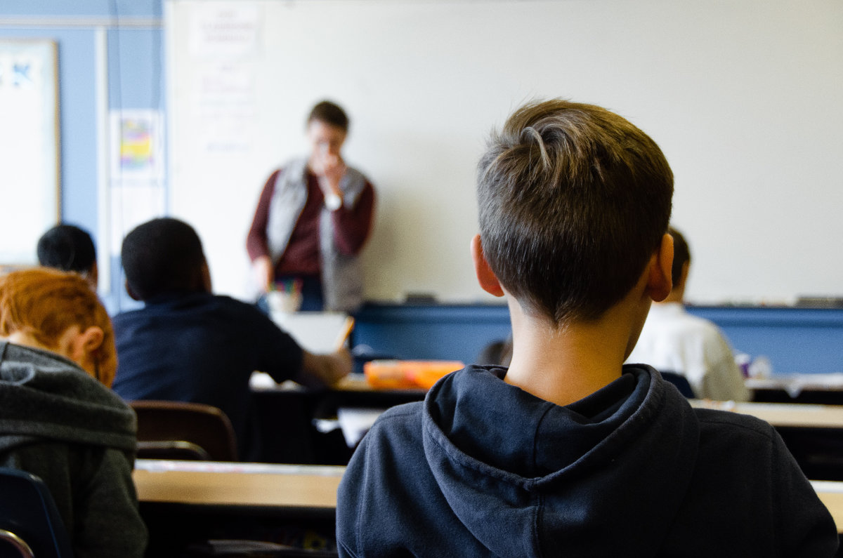 Lezione in presenza in aula di scuola