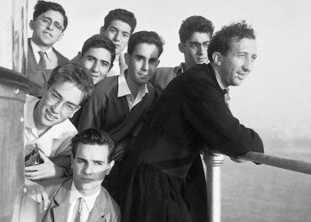 Luigi Giussani con alcuni studenti del Berchet