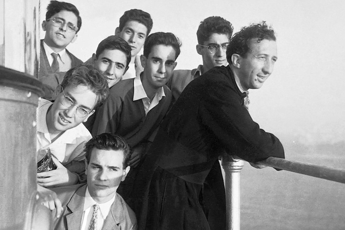 Luigi Giussani con alcuni studenti del Berchet