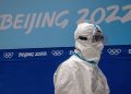 Un uomo bardato contro il Covid alle Olimpiadi di Pechino 2022