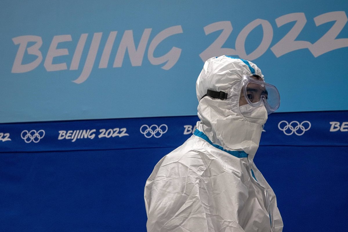 Un uomo bardato contro il Covid alle Olimpiadi di Pechino 2022
