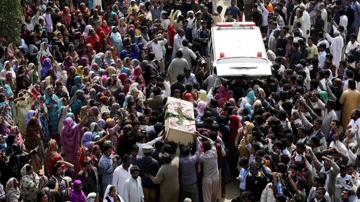 I funerali delle vittime dell'attentato alle chiese di Lahore in Pakistan nel 2015 