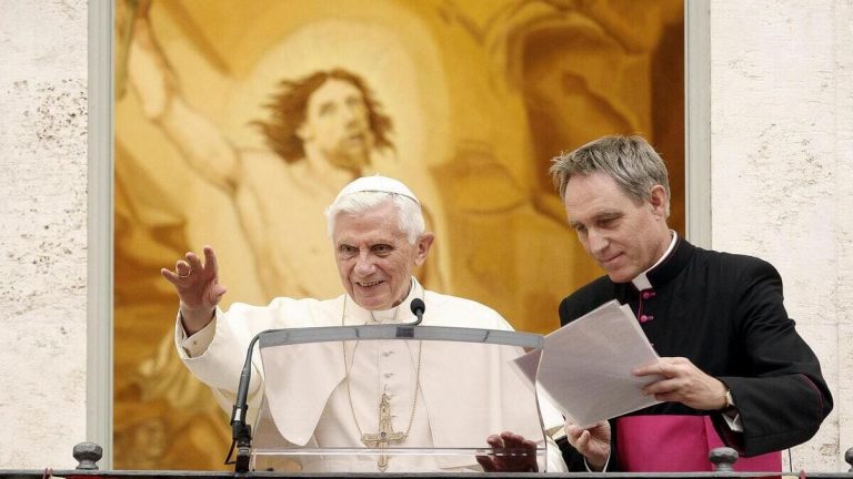 Pedofilia, così i collaboratori di Benedetto XVI smontano una a una le accuse al Papa emerito