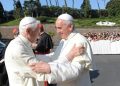 Il papa emerito Benedetto XVI e papa Francesco, Città del Vaticano, 5 luglio 2013